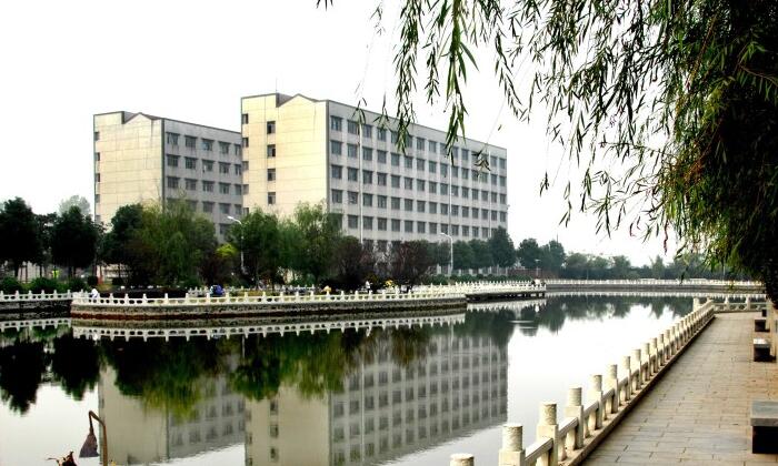 長江大學(xué)西校區(qū)一角1