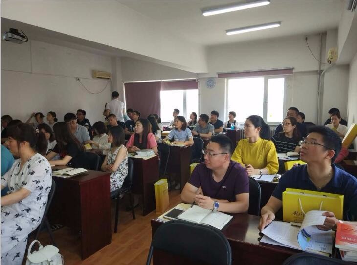 對(duì)外經(jīng)濟(jì)貿(mào)易大學(xué)學(xué)員上課1